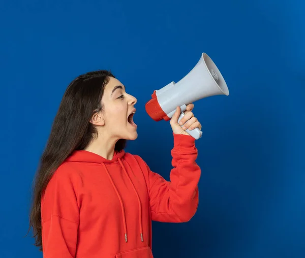 Brünettes Junges Mädchen Trägt Rotes Trikot Auf Blauem Hintergrund — Stockfoto