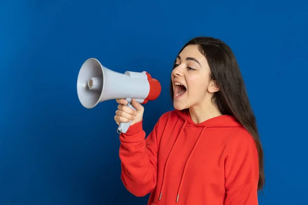 Brunette Jong Meisje Draagt Rode Trui Een Blauwe Achtergrond — Stockfoto