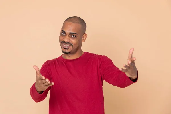 Africano Cara Com Uma Camisa Vermelha Fundo Amarelo — Fotografia de Stock