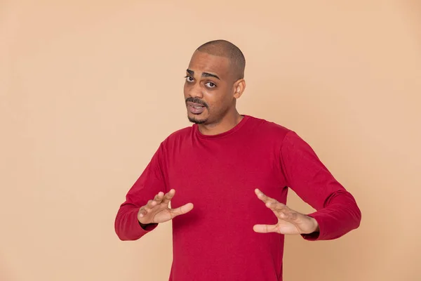 Africano Cara Com Uma Camisa Vermelha Fundo Amarelo — Fotografia de Stock