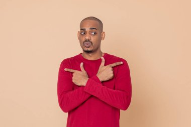 Sarı arka planda kırmızı formalı Afrikalı adam.