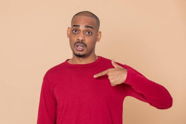 Sarı arka planda kırmızı formalı Afrikalı adam.