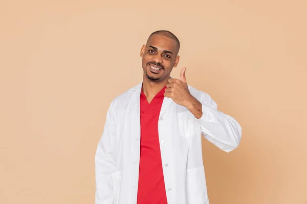 Afrikansk Läkare Bär Labbrock Gul Bakgrund — Stockfoto