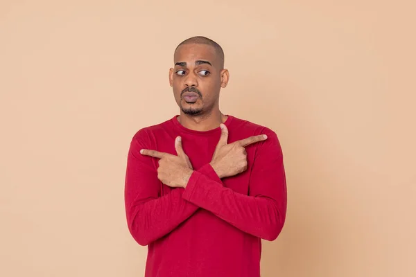 Africano Cara Com Uma Camisa Vermelha Fundo Amarelo — Fotografia de Stock