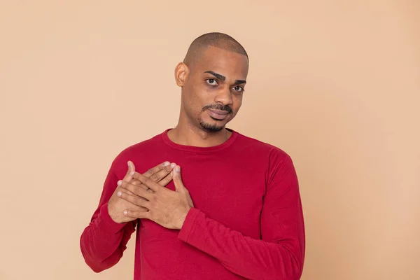 Africano Cara Com Uma Camisa Vermelha Fundo Amarelo — Fotografia de Stock