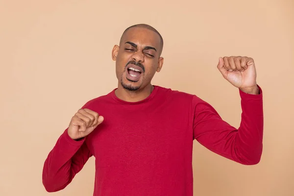 Africano Cara Com Uma Camisa Vermelha Fundo Amarelo — Fotografia de Stock