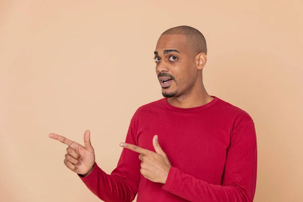 Africano Cara Com Uma Camisa Vermelha Fundo Amarelo — Fotografia de Stock