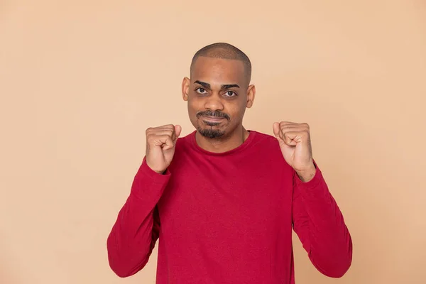 Africano Cara Com Uma Camisa Vermelha Fundo Amarelo — Fotografia de Stock