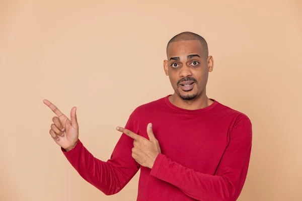 Africano Cara Com Uma Camisa Vermelha Fundo Amarelo — Fotografia de Stock