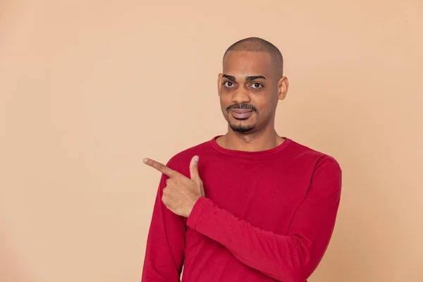 Africano Cara Com Uma Camisa Vermelha Fundo Amarelo — Fotografia de Stock