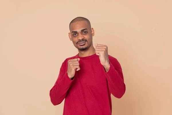 Ragazzo Africano Con Una Maglia Rossa Uno Sfondo Giallo — Foto Stock