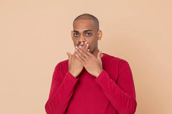 Ragazzo Africano Con Una Maglia Rossa Uno Sfondo Giallo — Foto Stock