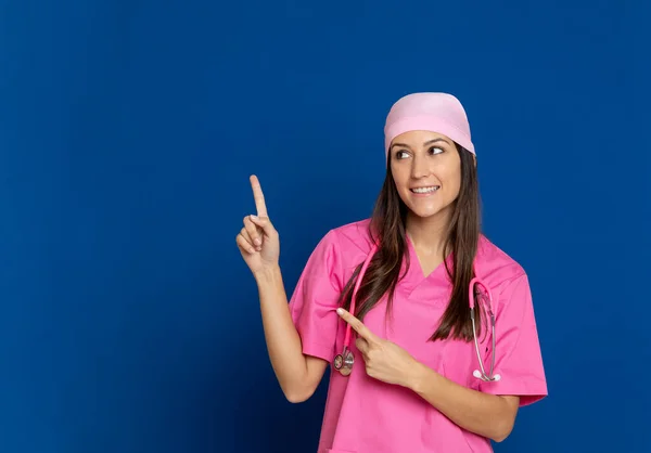 Runette Jovem Mulher Vestindo Uma Camiseta Amarela Fundo Amarelo — Fotografia de Stock