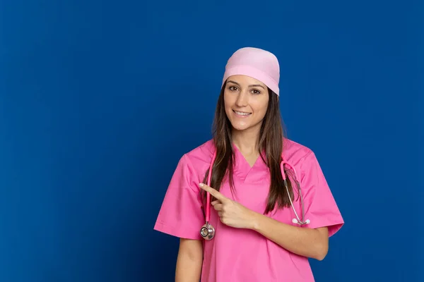 Runette Mujer Joven Con Una Camiseta Amarilla Sobre Fondo Amarillo — Foto de Stock