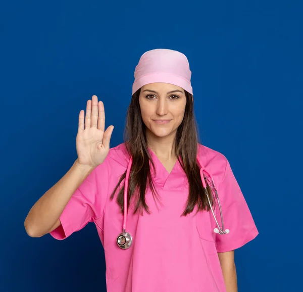 Jovem Médico Com Uniforme Rosa Fundo Azul — Fotografia de Stock