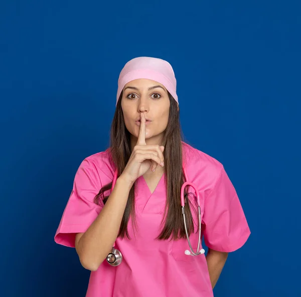 Mladý Lékař Růžovou Uniformou Modrém Pozadí — Stock fotografie