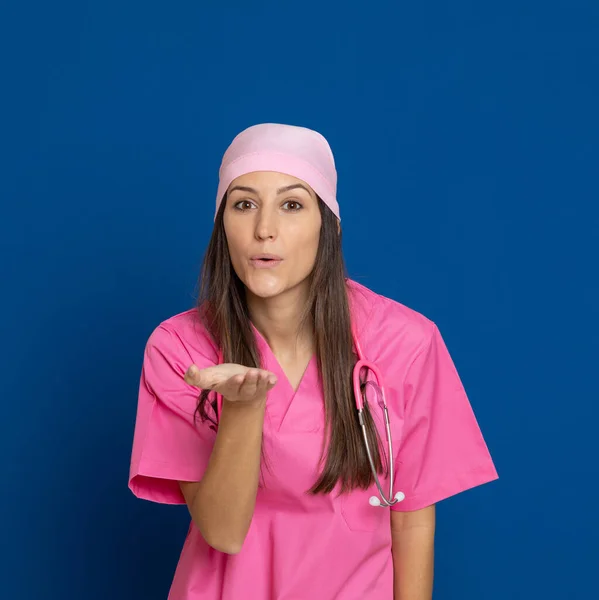 Giovane Medico Con Uniforme Rosa Sfondo Blu — Foto Stock