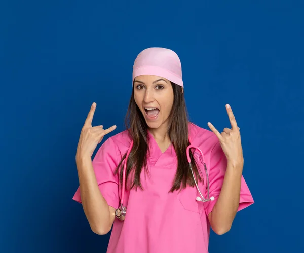 Jovem Médico Com Uniforme Rosa Fundo Azul — Fotografia de Stock