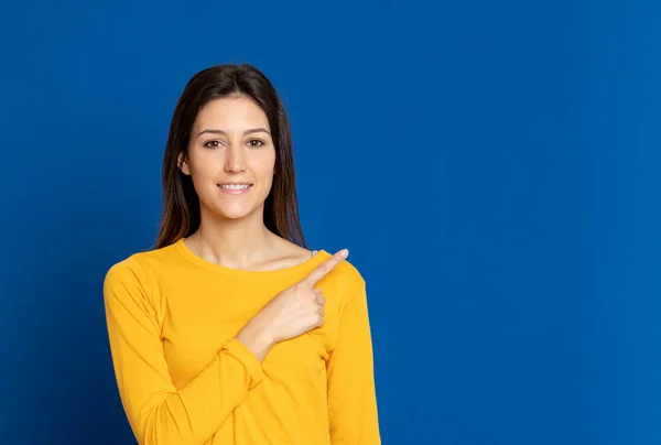 Brunetka Młoda Kobieta Żółtej Koszulce Niebieskim Tle — Zdjęcie stockowe