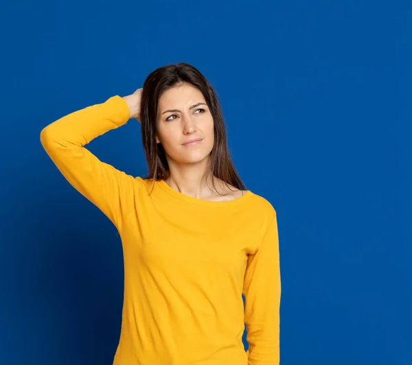 Μελαχρινή Νεαρή Γυναίκα Που Φοράει Ένα Κίτρινο Μπλουζάκι Μπλε Φόντο — Φωτογραφία Αρχείου