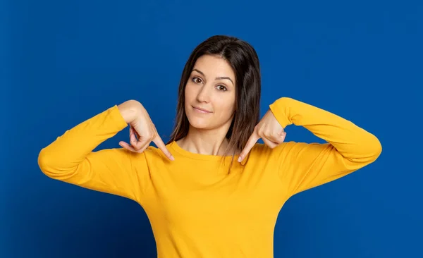 Mujer Joven Morena Con Una Camiseta Amarilla Sobre Fondo Azul — Foto de Stock