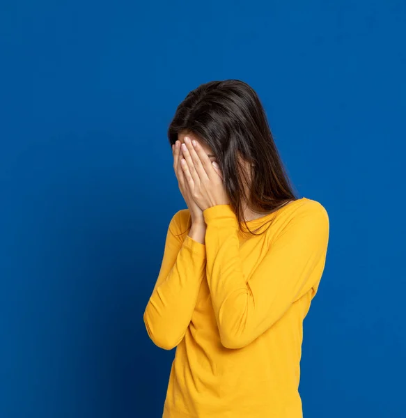 Morena Jovem Mulher Vestindo Uma Camiseta Amarela Fundo Azul — Fotografia de Stock