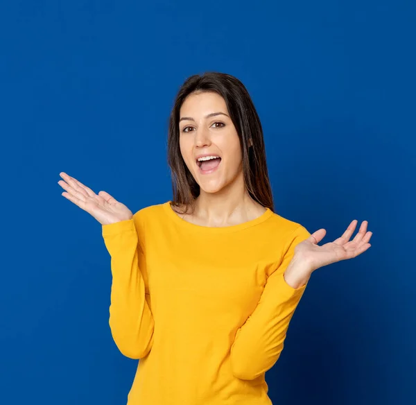 Mujer Joven Morena Con Una Camiseta Amarilla Sobre Fondo Azul —  Fotos de Stock