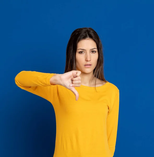 Morena Jovem Mulher Vestindo Uma Camiseta Amarela Fundo Azul — Fotografia de Stock