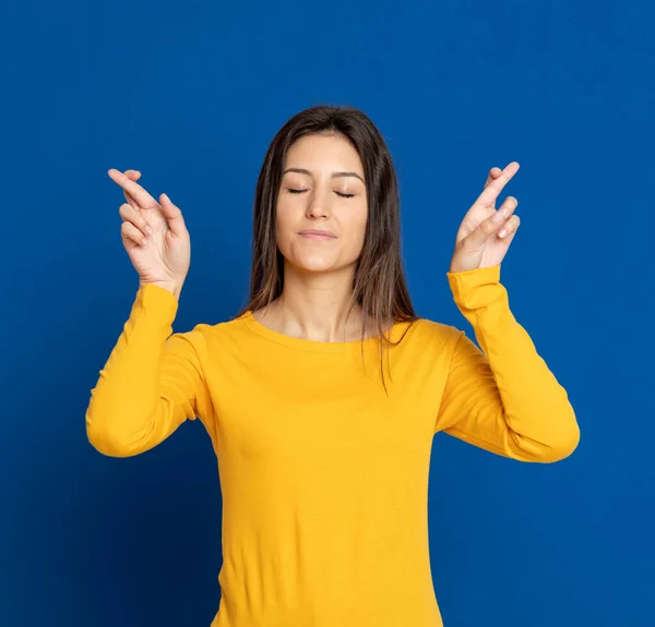 Mujer Joven Morena Con Una Camiseta Amarilla Sobre Fondo Azul —  Fotos de Stock