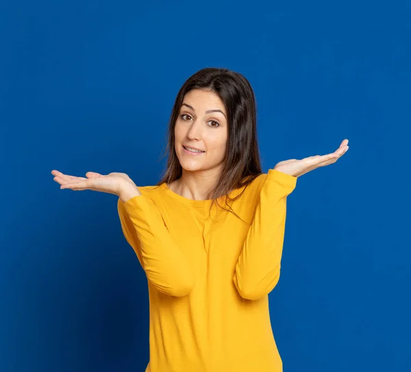 Morena Jovem Mulher Vestindo Uma Camiseta Amarela Fundo Azul — Fotografia de Stock