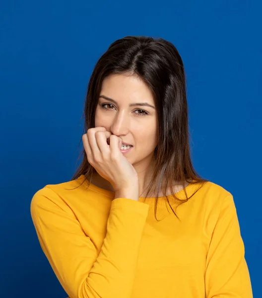 Morena Jovem Mulher Vestindo Uma Camiseta Amarela Fundo Azul — Fotografia de Stock