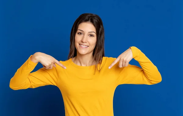 Mujer Joven Morena Con Una Camiseta Amarilla Sobre Fondo Azul —  Fotos de Stock