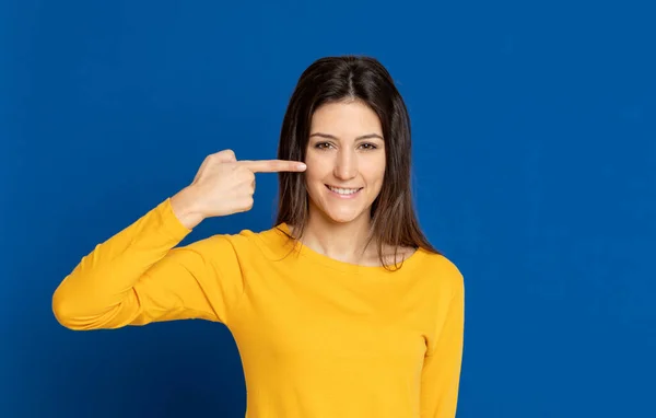 Morena Jovem Mulher Vestindo Uma Camiseta Amarela Fundo Azul — Fotografia de Stock