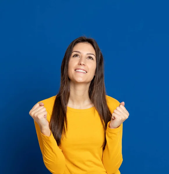 Morena Jovem Mulher Vestindo Uma Camiseta Amarela Fundo Azul — Fotografia de Stock