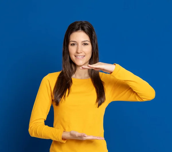 Mujer Joven Morena Con Una Camiseta Amarilla Sobre Fondo Azul —  Fotos de Stock