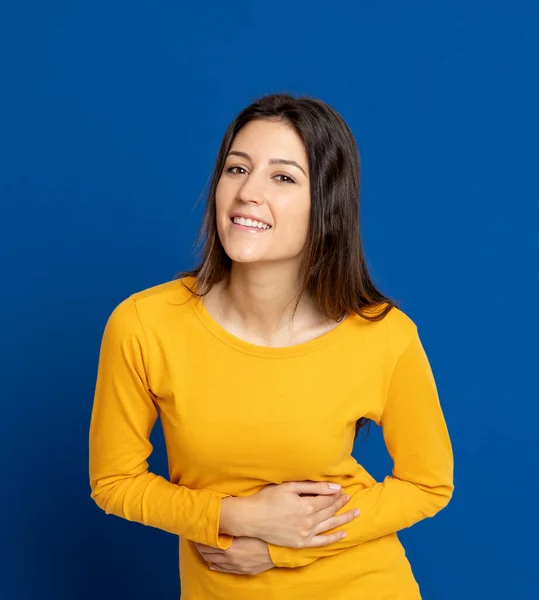 Brünette Junge Frau Mit Gelbem Shirt Auf Blauem Hintergrund — Stockfoto