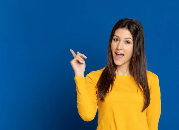 Morena Jovem Mulher Vestindo Uma Camiseta Amarela Fundo Azul — Fotografia de Stock