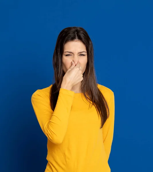 Morena Jovem Mulher Vestindo Uma Camiseta Amarela Fundo Azul — Fotografia de Stock