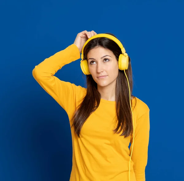 Brunette Young Woman Wearing Yellow Shirt Blue Background — Stock Photo, Image