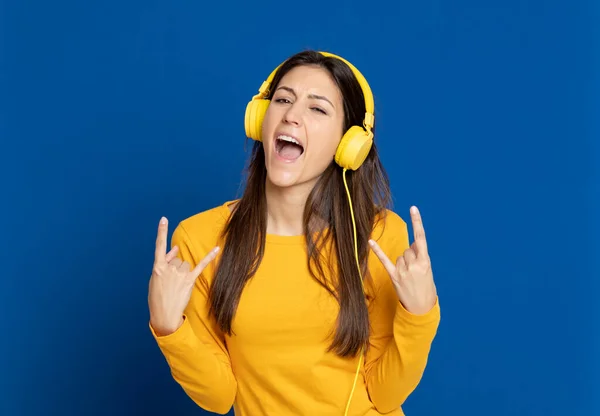 Morena Jovem Mulher Vestindo Uma Camiseta Amarela Fundo Azul — Fotografia de Stock