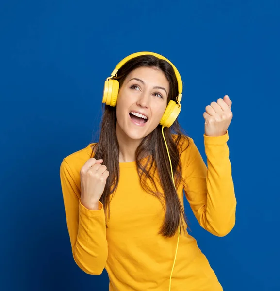 Brunette Young Woman Wearing Yellow Shirt Blue Background — Stock Photo, Image