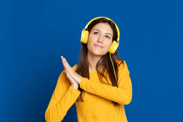 Brunette Jeune Femme Portant Shirt Jaune Sur Fond Bleu — Photo