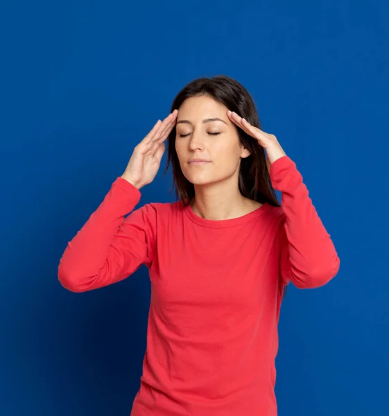 Brunette Jeune Femme Portant Shirt Rouge Sur Fond Bleu — Photo