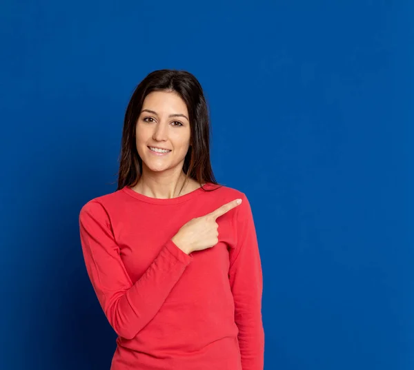 Morena Jovem Mulher Vestindo Uma Camiseta Vermelha Fundo Azul — Fotografia de Stock