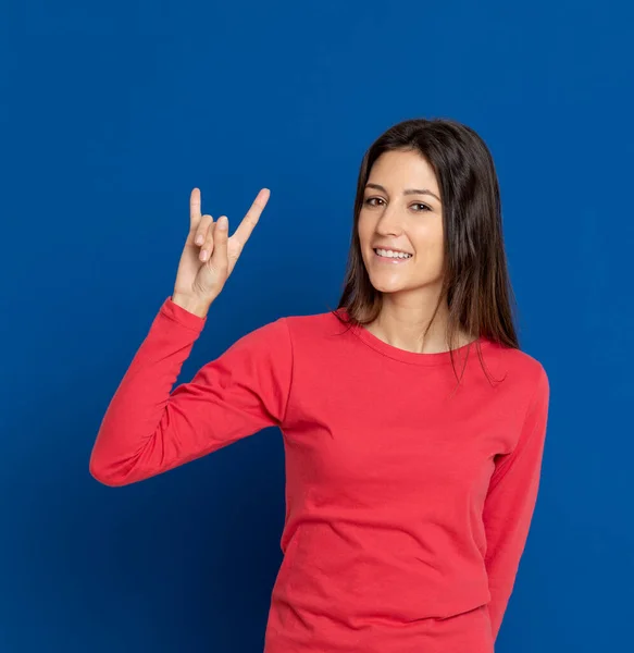 Brunett Ung Kvinna Bär Röd Shirt Blå Bakgrund — Stockfoto
