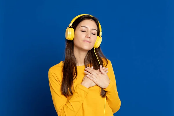 Brunette Young Woman Wearing Yellow Shirt Blue Background — Stock Photo, Image