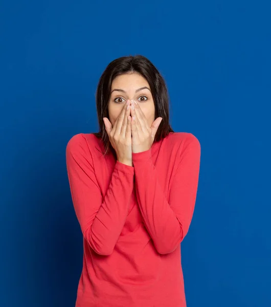 Mujer Joven Morena Con Una Camiseta Roja Sobre Fondo Azul — Foto de Stock