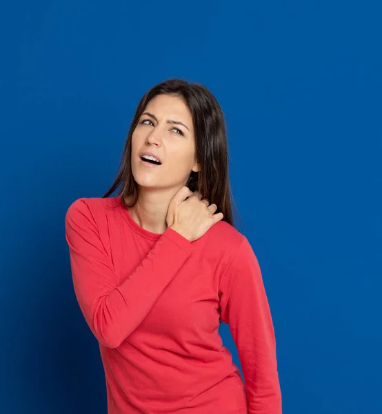 Brünette Junge Frau Mit Rotem Shirt Auf Blauem Hintergrund — Stockfoto