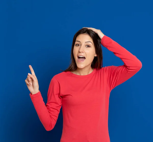 Morena Jovem Mulher Vestindo Uma Camiseta Vermelha Fundo Azul — Fotografia de Stock