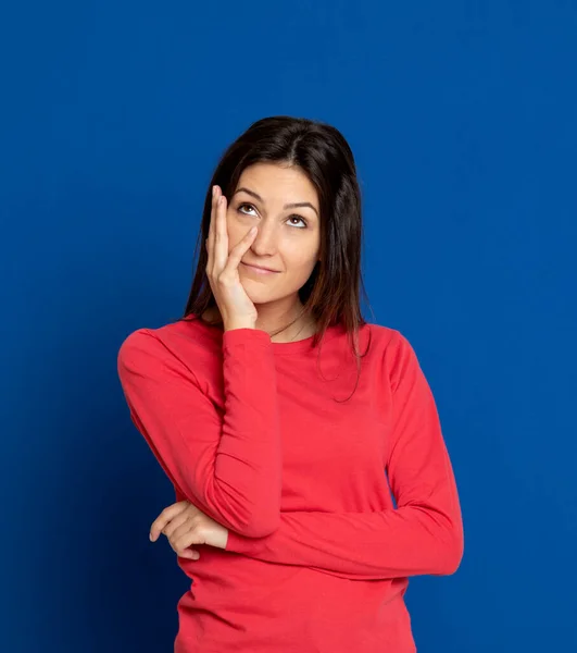 Brunette Jonge Vrouw Draagt Een Rood Shirt Een Blauwe Achtergrond — Stockfoto